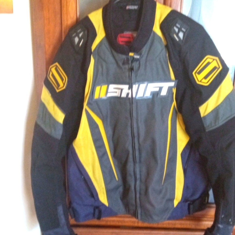 Shift AVENGER motorcycle jacket size large,worn twice,asthetically perfect!